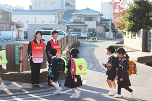 「児童生徒をまもり育てる日」へ参加します！　～まもるくんの銀行として児童の登下校の安全を見守ります～