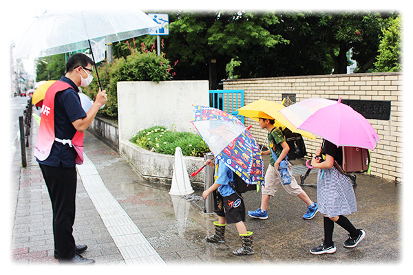 「児童生徒をまもり育てる日」へ参加します！　～まもるくんの銀行として児童の登下校の安全を見守ります～