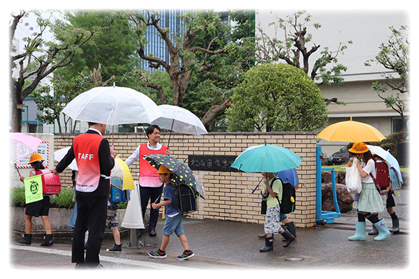 「児童生徒をまもり育てる日」へ参加します! ~「まもるくんの銀行」として児童生徒の安全な登下校を見守ります~