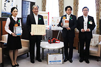 県民の皆さまのご協力により集められた使用済み天ぷら油から生まれた「チェーンソーオイル」を愛媛県に贈呈しました！